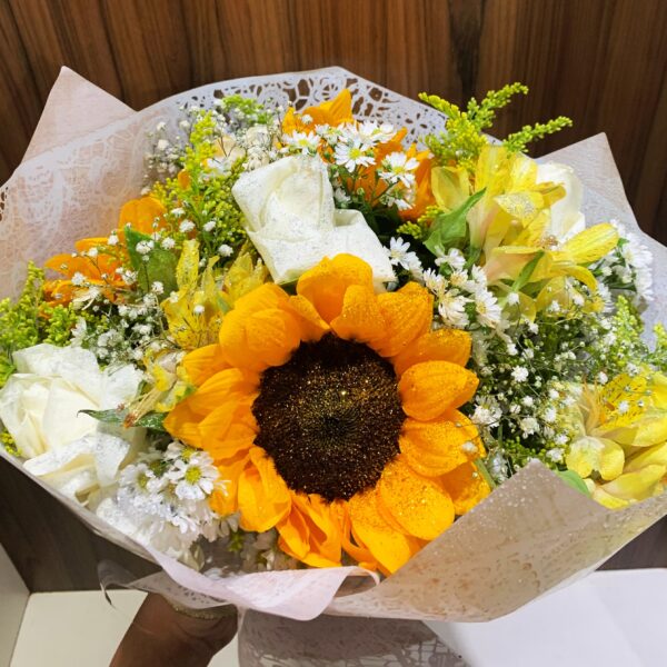 Buquê Rosas Brancas e Girassóis