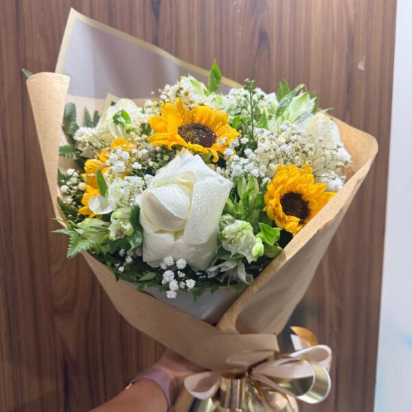 Buquê Rosas Brancas e Girassóis
